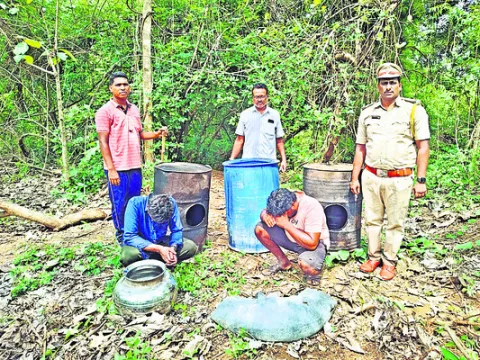 సారా తయారీ.. అన్నదమ్ముల అరెస్ట్‌ 