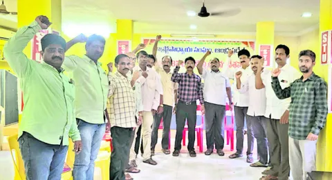 డీఈఓ కార్యాలయ ముట్టడికి సన్నాహాలు 