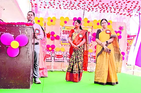 విద్యార్థినులు అన్ని రంగాల్లో రాణించాలి