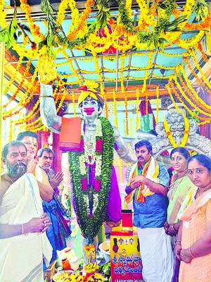 అభయాంజనేయునికి విశేష పూజలు 