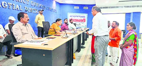 గోడు వినండి.. పరిష్కారం చూపండి