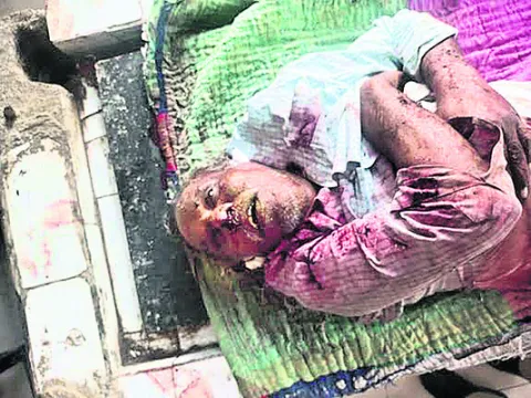 ముగ్గురిపైకి దూసుకొచ్చిన కారు