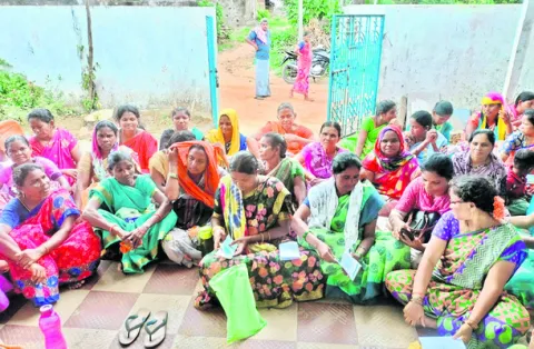 డ్వాక్రా మహిళల బైఠాయింపు 