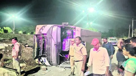 ఆర్టీసీ బస్సు బోల్తా 

