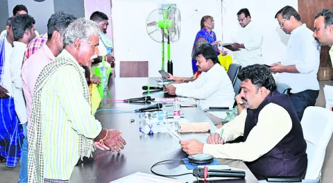 పది రోజులైనా ప్రజల అర్జీలు చూడరా?
