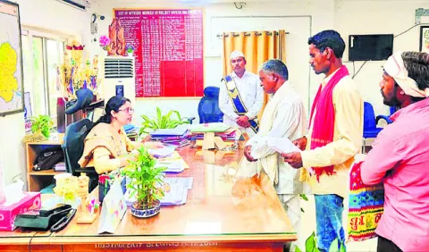 గిరిజనుల సమస్యలు పరిష్కరించాలి