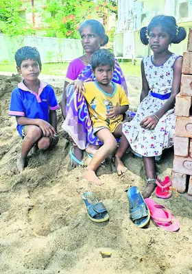 రేషన్‌కార్డు విభజనకు  చిన్నారుల అవస్థలు