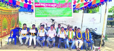 నాలుగోరోజుకు చేరిన రిలేనిరాహార దీక్ష