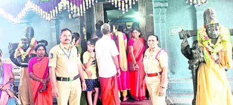 పుష్కర విధుల్లో అతివలు..