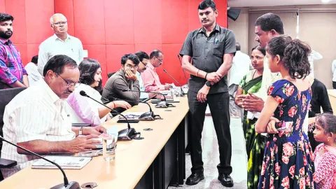 ప్రజావాణి ఫిర్యాదులకు ప్రాధాన్యం ఇవ్వాలి: కలెక్టర్‌ 