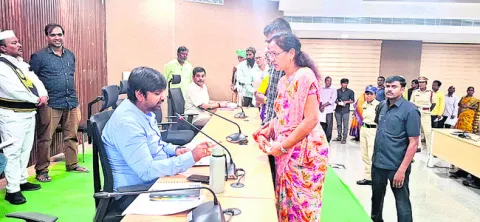 దరఖాస్తులు పరిష్కరించాలి
