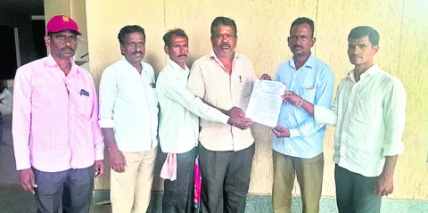 ఊర చెరువును కాపాడండి..