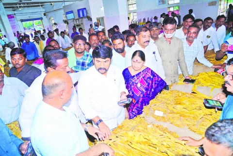 పొగాకు రైతులను ఆదుకోవడంలో ప్రభుత్వం విఫలం 