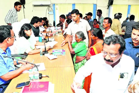 అమ్మా.. మా గోడు పట్టించుకోండి