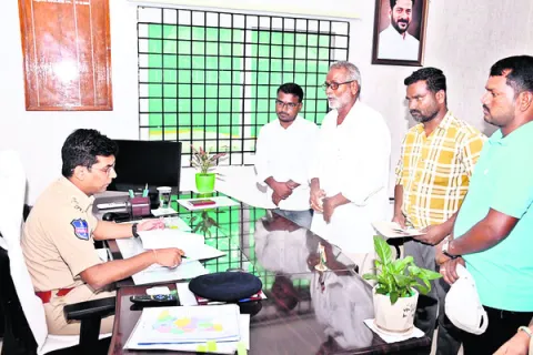 ఫిర్యాదులు త్వరగా పరిష్కరించాలి 