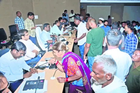 ప్రజావాణికి 104 ఫిర్యాదులు