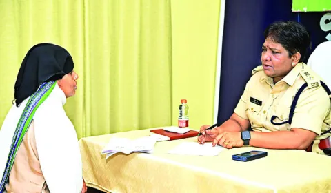 ఉన్నతాధికారులు వేధిస్తున్నారు 