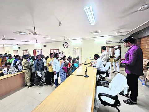 గ్రామాల్లో రహదారులు నిర్మించండి 