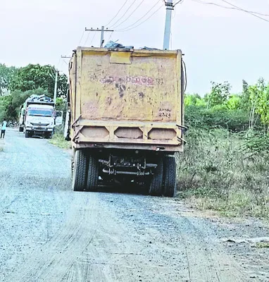 ఐదు గ్రానైట్‌ టిప్పర్ల సీజ్‌ 