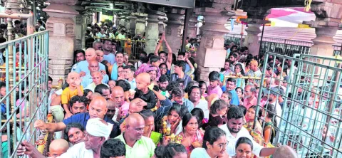 శ్రీశైలానికి పోటెత్తిన భక్తులు