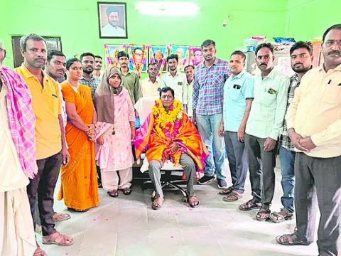 రైతుల మనుసు గెలుచుకున్న తహసీల్దార్‌ 