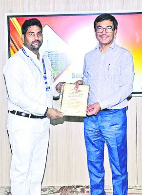 ఇద్దరు రైల్వే ఉద్యోగులకు సేఫ్టీ అవార్డులు 