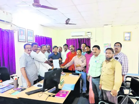 రేపు డీఈవో కార్యాలయం ముట్టడిస్తాం.. 