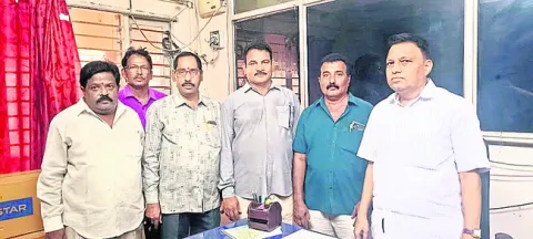 రేషన్‌ పంపిణీ పగ్గాలు డీలర్లకే 