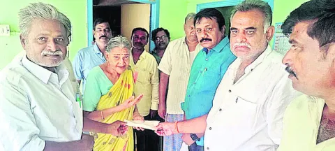 ‘సాక్షి’ రిపోర్టర్‌ కుటుంబానికి విక్రమ్‌రెడ్డి సాయం 