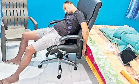 software employee ends life in srikakulam district