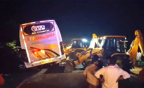 Tourist Bus Collides With Lorry In Vikarabad District2