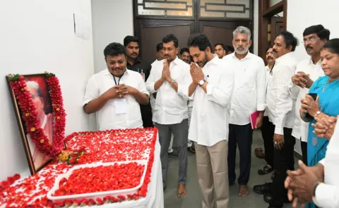 YS Jagan Pays Tribute To Tanguturi Prakasam Pantulu