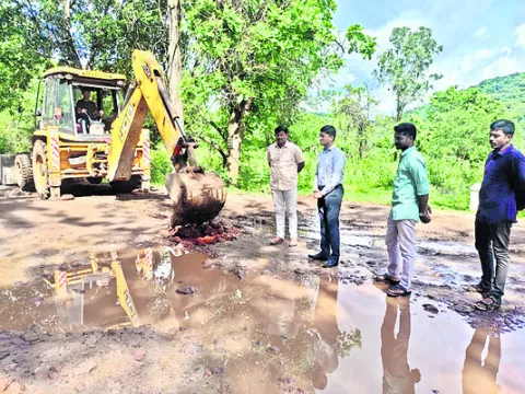 అంతర్రాష్ట్ర రోడ్డుకు పోలీస్‌శాఖ మరమ్మతులు 