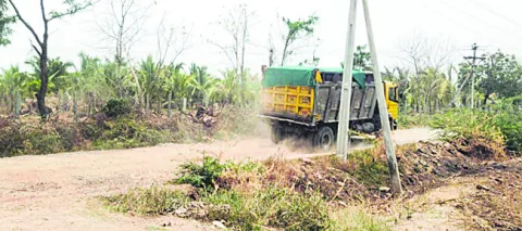 పచ్చని పొలాలకు కాలుష్య కాటు