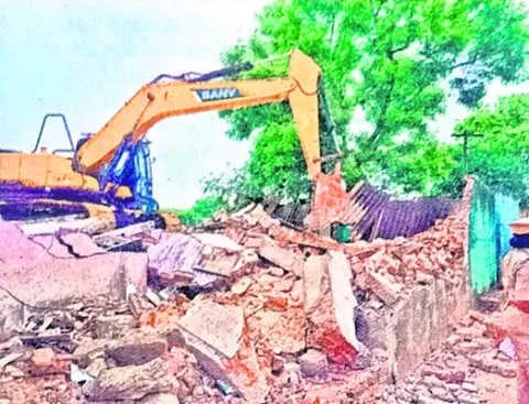 ఆక్రమ ఇళ్ల తొలగింపు 