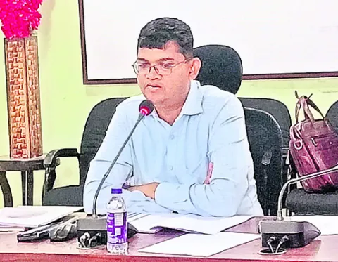 ప్రజా సమస్యల పరిష్కారంలో జాప్యం తగదు 