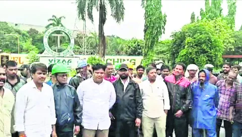 స్టీల్‌ప్లాంట్‌లో కార్మిక సమ్మె ప్రశాంతం 