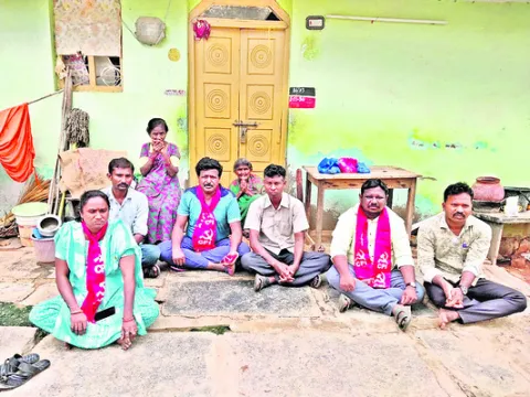 వడ్డీ కట్టలేదని.. ఇంటి నుంచి గెంటేశారు 