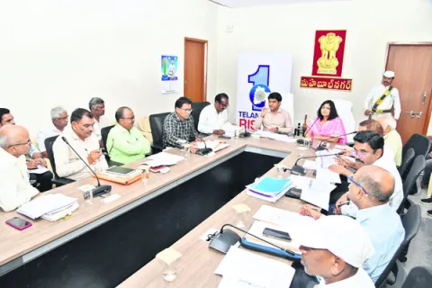భూ సేకరణ పనుల్లో వేగం పెంచాలి 
