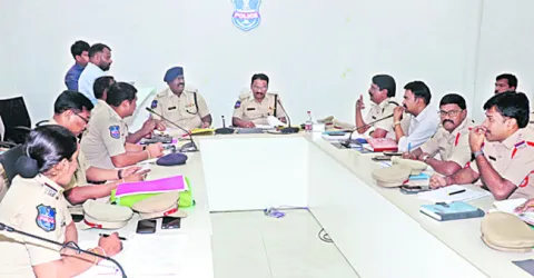 పెండింగ్‌ కేసులపై దృష్టి సారించాలి