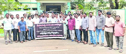 సాక్షి టీవీ జిల్లా ప్రతినిధిపై దాడిచేసిన వారిని అరెస్టు