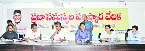 బ్యాంకర్లు ఉదారంగా రుణాలు మంజూరు చేయాలి 
