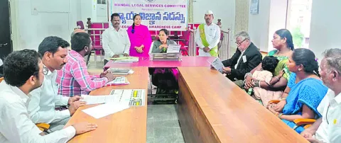 అసంఘటిత కార్మికులు బీమా పొందాలి