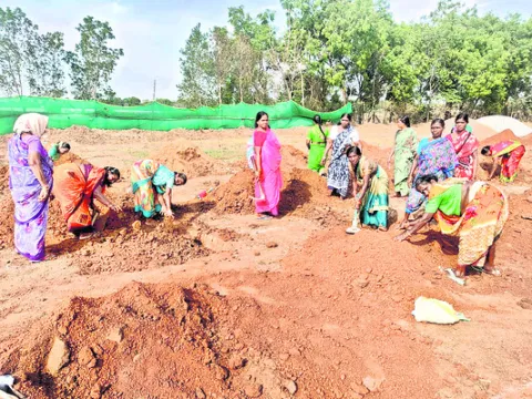 కోళ్లఫాం పనులు నిలిపివేయాలి