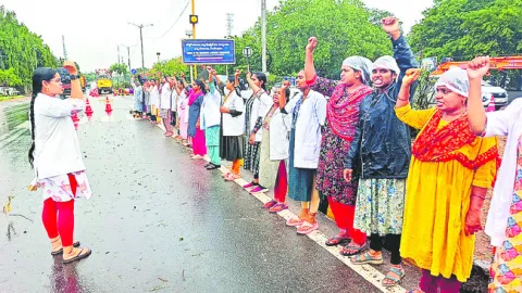 వానలో తడుస్తూ.. సమస్యలపై ఎలుగెత్తుతూ..