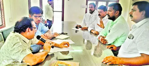 సమస్యలు పరిష్కరించేంత వరకు ఖాళీ చేసేది లేదు 