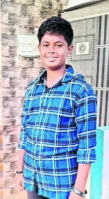 కిరాణాషాపులో ఫ్రిడ్జ్‌ షాక్‌ కొట్టి విద్యార్థి మృతి 