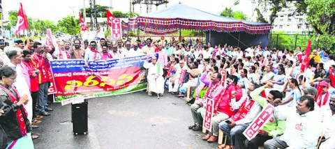 నాలుగు లేబర్‌ కోడ్‌లను రద్దు చేయాలి 