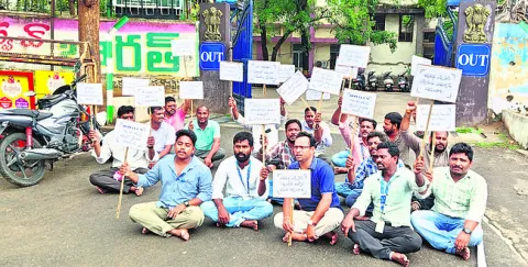 తల్లీబిడ్డ ఎక్స్‌ప్రెస్‌ డ్రైవర్ల ఆందోళన 