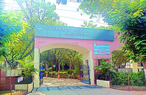 రూ.37 లక్షల  మెస్‌ బిల్లులకు లెక్కల్లేవ్‌ 